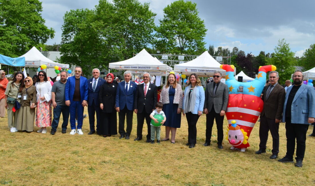 KOCAELİ (AA) – Kocaeli'de festivalde buluşan özel gereksinimli bireyler, keyifli