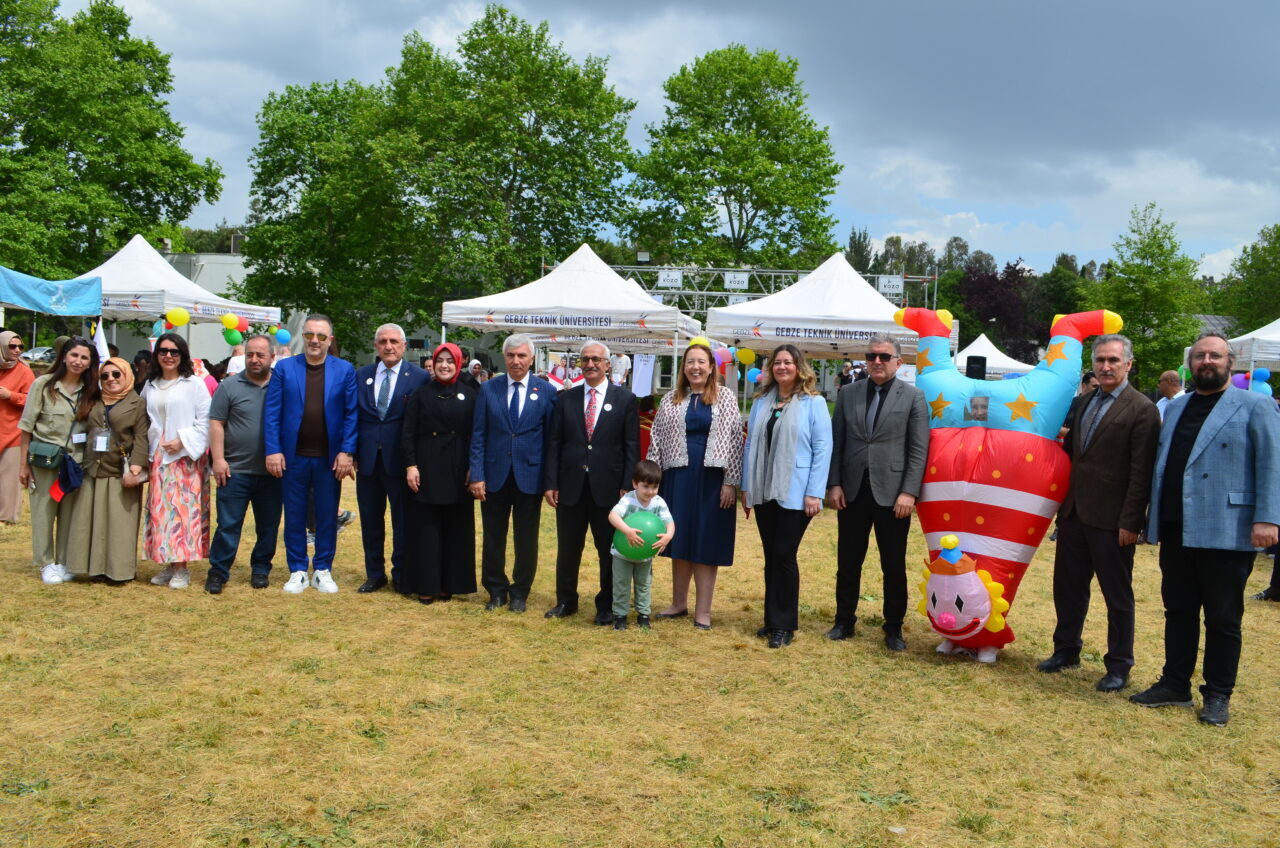 KOCAELİ (AA) – Kocaeli'de festivalde buluşan özel gereksinimli bireyler, keyifli