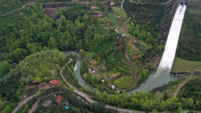 KOCAELİ (AA) – Kocaeli'de sağanak nedeniyle zarar gören yolların onarılmasına