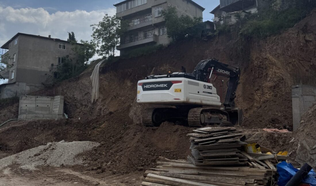 KOCAELİ (AA) – Kocaeli'nin İzmit ilçesinde, temeli kazılan bir inşaat