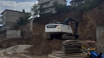 KOCAELİ (AA) – Kocaeli'nin İzmit ilçesinde, temeli kazılan bir inşaat