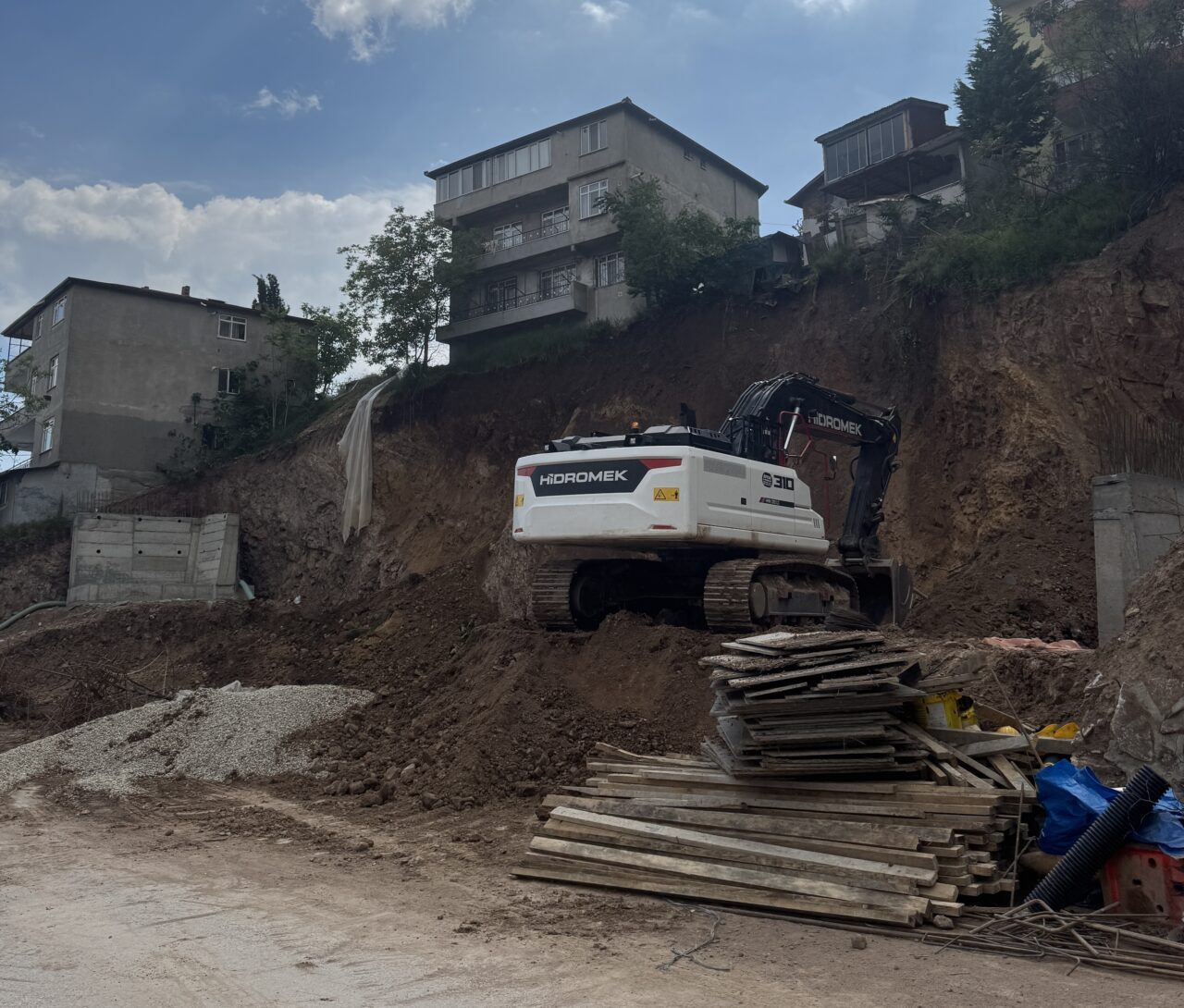 KOCAELİ (AA) – Kocaeli'nin İzmit ilçesinde, temeli kazılan bir inşaat