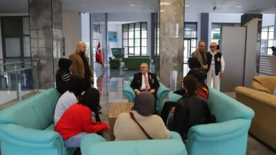 - Huzurevinde kalanlar, unutulmaya yüz tutmuş mahalle kültürünü, bayram sabahlarının