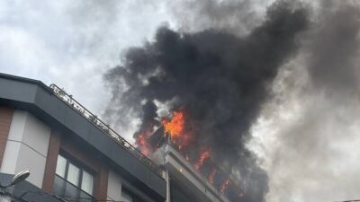 İSTANBUL (AA) – Küçükçekmece'de, bir apartmanın çatı katında çıkan yangın