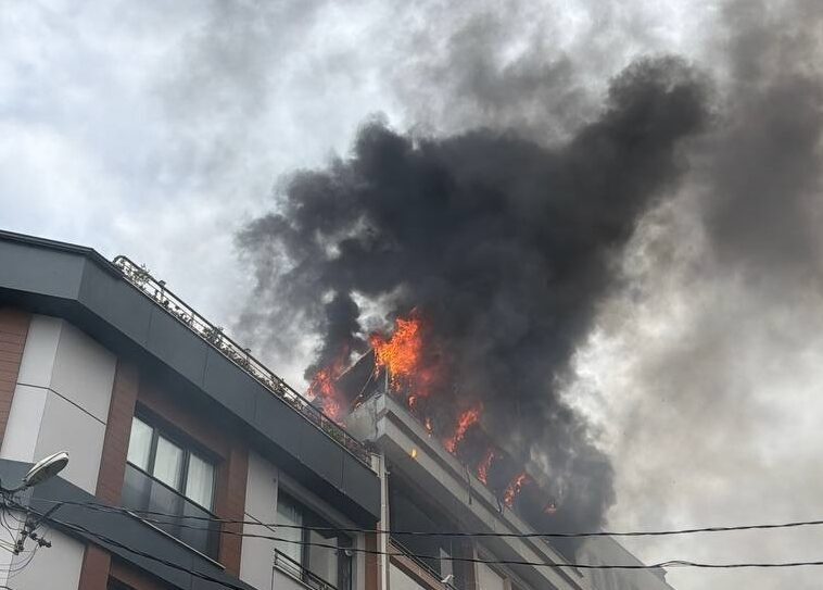 İSTANBUL (AA) – Küçükçekmece'de, bir apartmanın çatı katında çıkan yangın