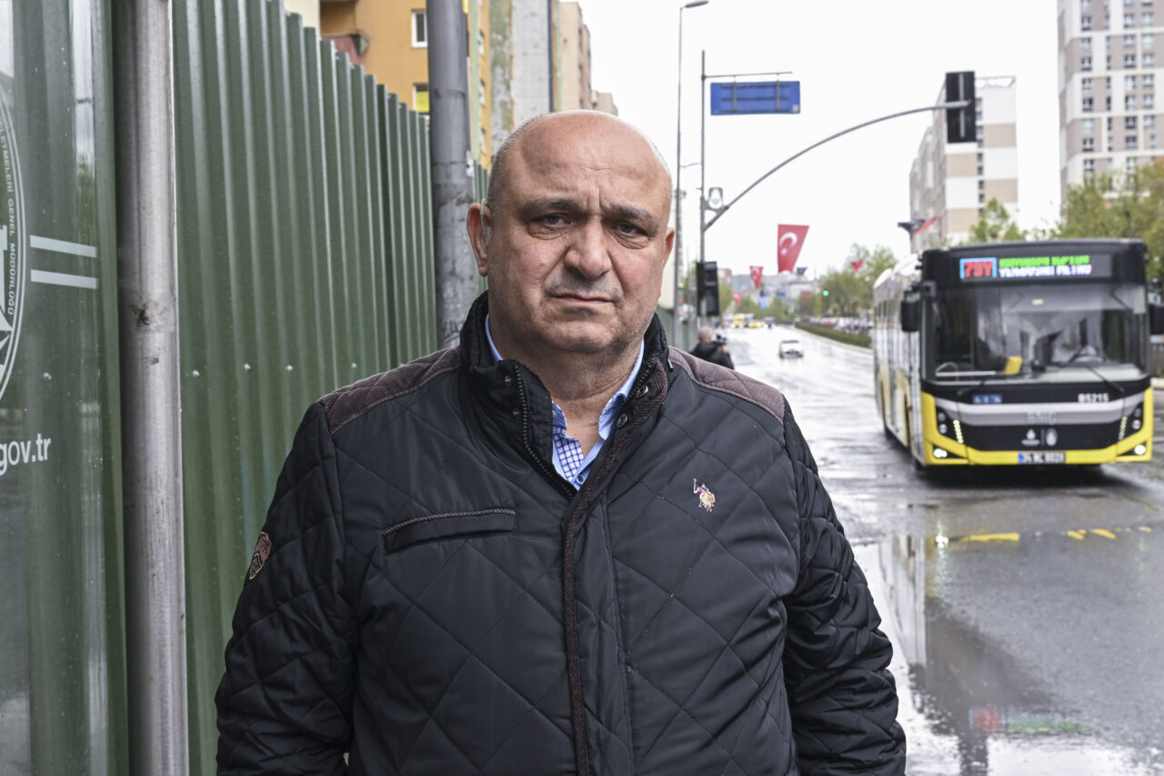 - Mehmet Güner:
- "Işıkların önündeki rögar kapağı aracın altında sürüklenerek