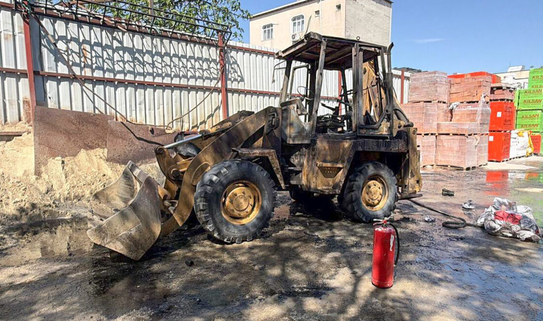 İSTANBUL (AA) – Küçükçekmece'de park halindeyken yangın çıkan iş makinesi