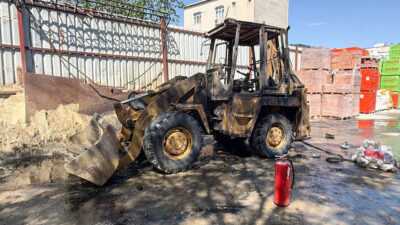 İSTANBUL (AA) – Küçükçekmece'de park halindeyken yangın çıkan iş makinesi