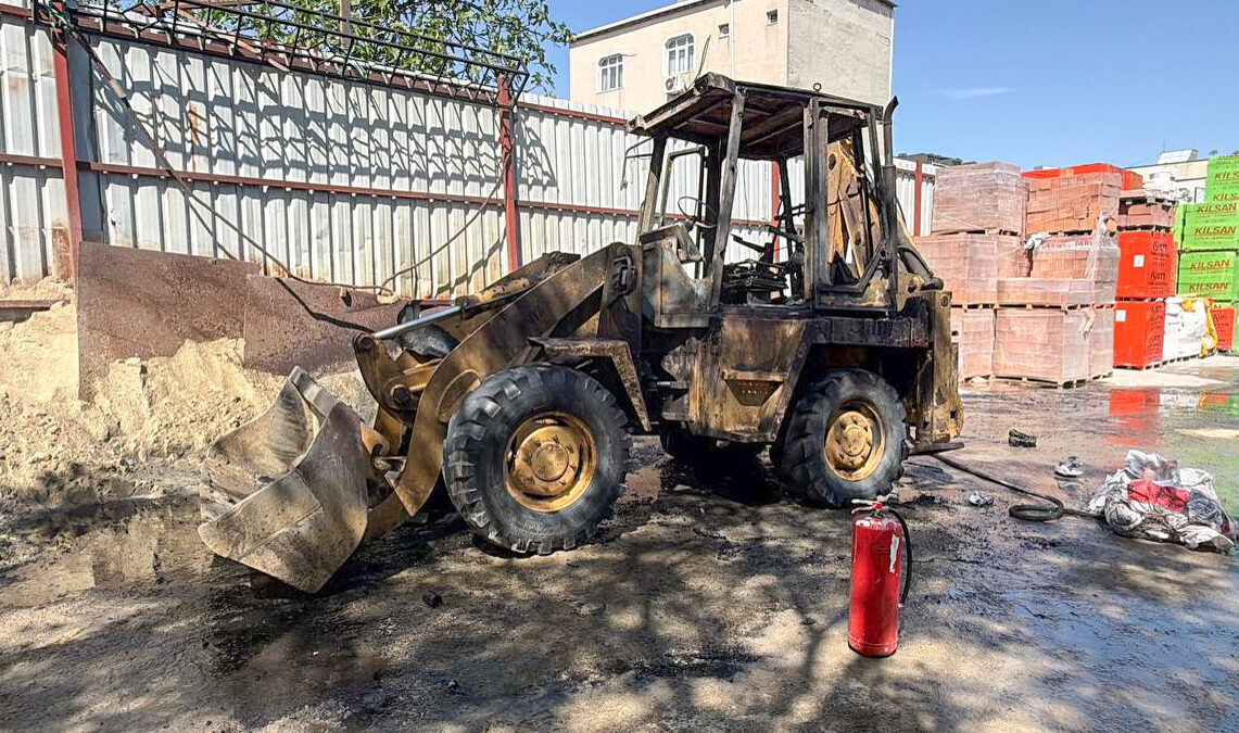 İSTANBUL (AA) – Küçükçekmece'de park halindeyken yangın çıkan iş makinesi