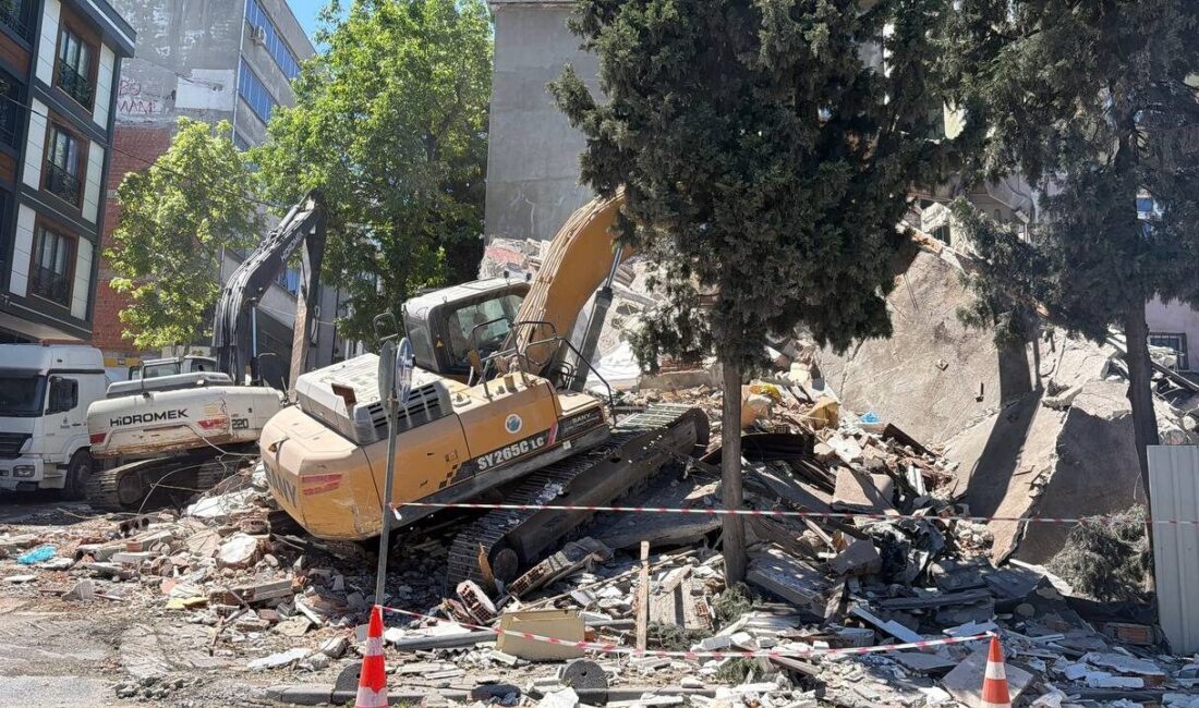 İSTANBUL (AA) – Küçükçekmece'de yıkımı yapılan binanın çökmesi nedeniyle bitişiğindeki