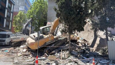 İSTANBUL (AA) – Küçükçekmece'de yıkımı yapılan binanın çökmesi nedeniyle bitişiğindeki