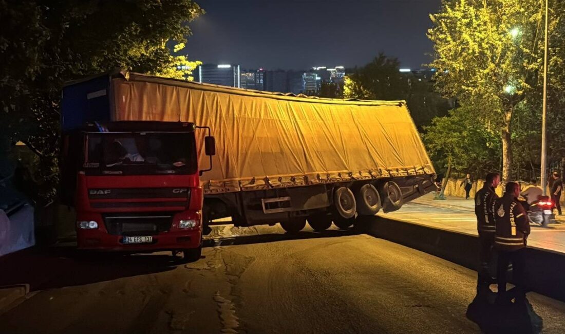 İSTANBUL (AA) – Küçükçekmece'de yokuşta kontrolden çıkarak geri kayan tır