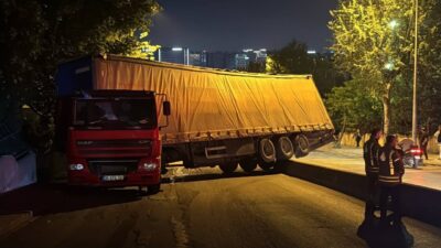 İSTANBUL (AA) – Küçükçekmece'de yokuşta kontrolden çıkarak geri kayan tır