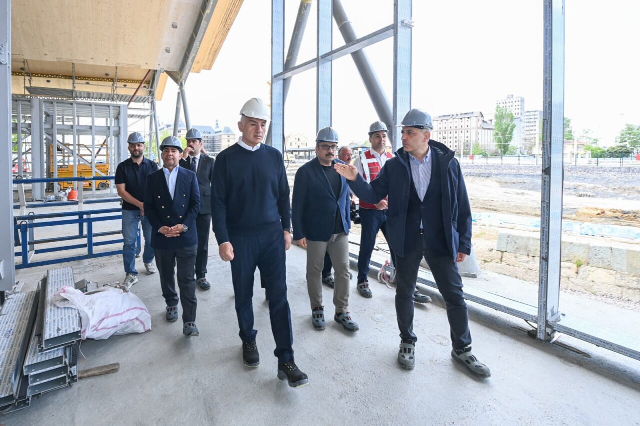- "Haydarpaşa'da sadece ulaşım aksı özelliği korunmuyor, aynı zamanda şehrin