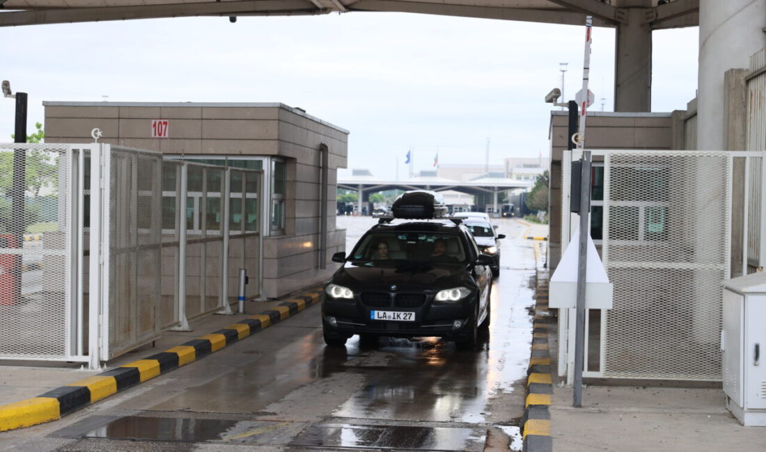 - Almanya'dan ailesiyle birlikte gelen Arkın Fil:
- "Henüz sınır kapısını