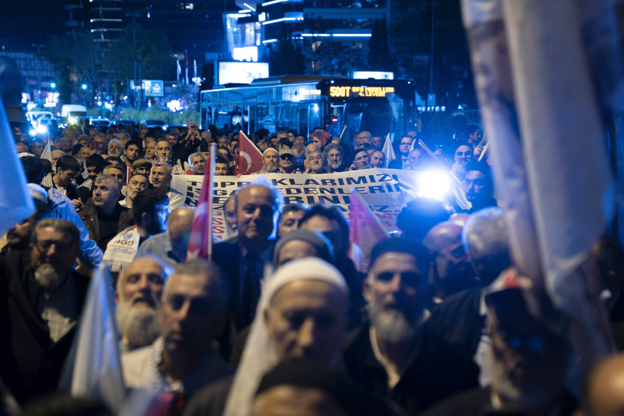 - Saadet Partisi Genel Başkanı Mahmut Arıkan:
-  "Bugün mesele