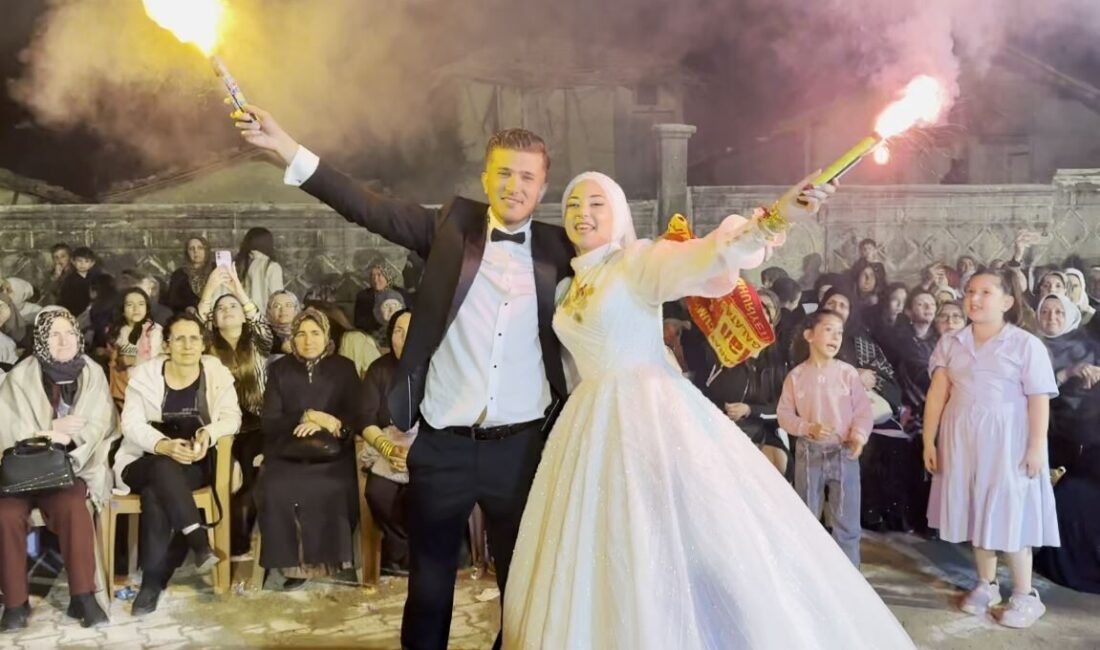 KÜTAHYA (AA) – Kütahya’nın Hisarcık ilçesinde düğün yapan bir çift,