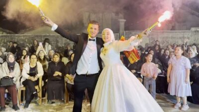 KÜTAHYA (AA) – Kütahya’nın Hisarcık ilçesinde düğün yapan bir çift,