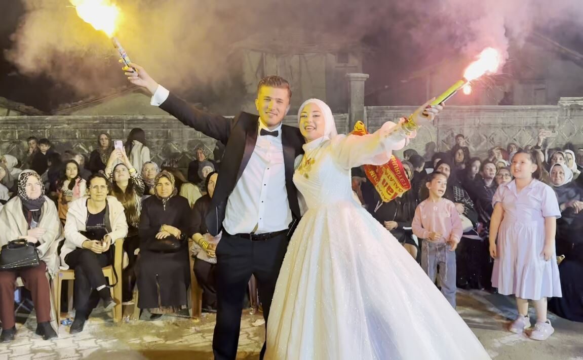 KÜTAHYA (AA) – Kütahya’nın Hisarcık ilçesinde düğün yapan bir çift,