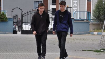 KÜTAHYA (AA) – Kütahya'da iki lise öğrencisi, halk otobüsünde unutulan