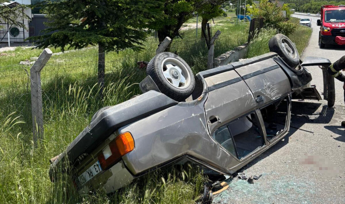 KÜTAHYA (AA) – Kütahya'da istinat duvarına çarparak devrilen otomobildeki 4