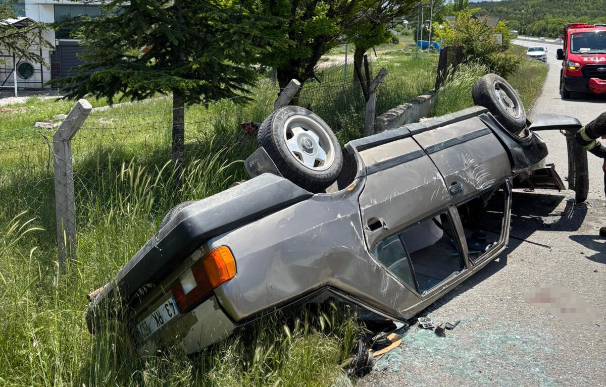 KÜTAHYA (AA) – Kütahya'da istinat duvarına çarparak devrilen otomobildeki 4