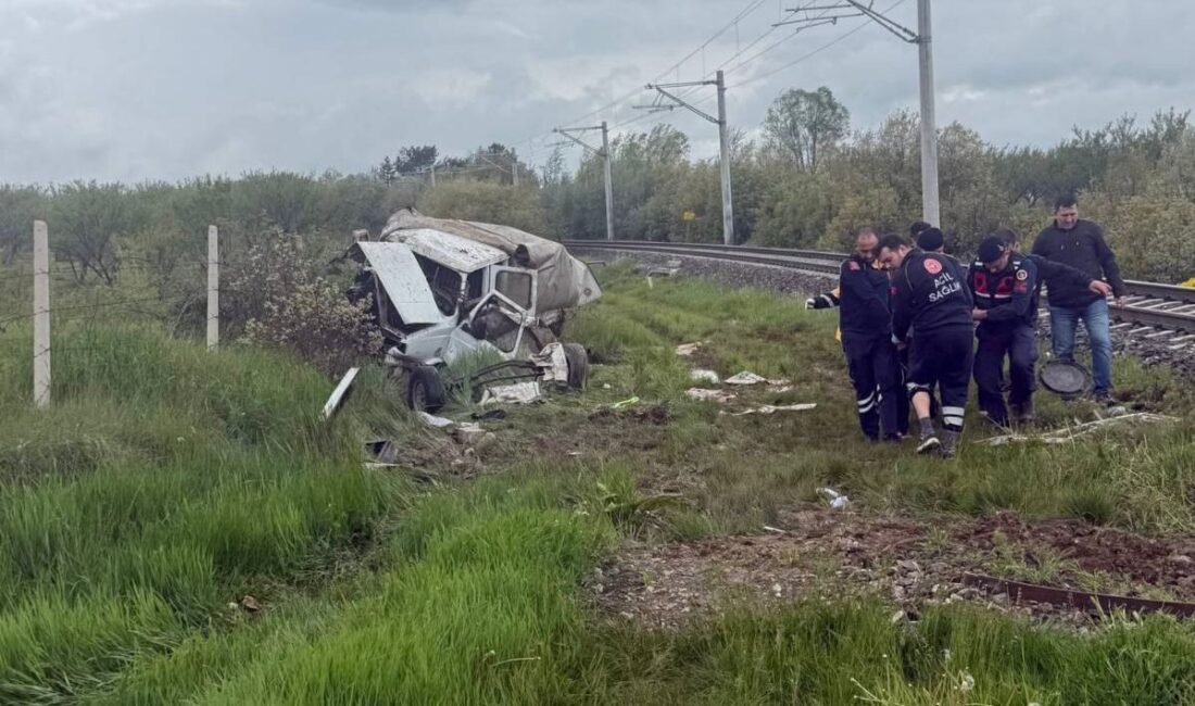 KÜTAHYA (AA) – Kütahya'da yolcu treninin çarptığı kamyonetin sürücüsü hayatını