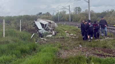 KÜTAHYA (AA) – Kütahya'da yolcu treninin çarptığı kamyonetin sürücüsü hayatını