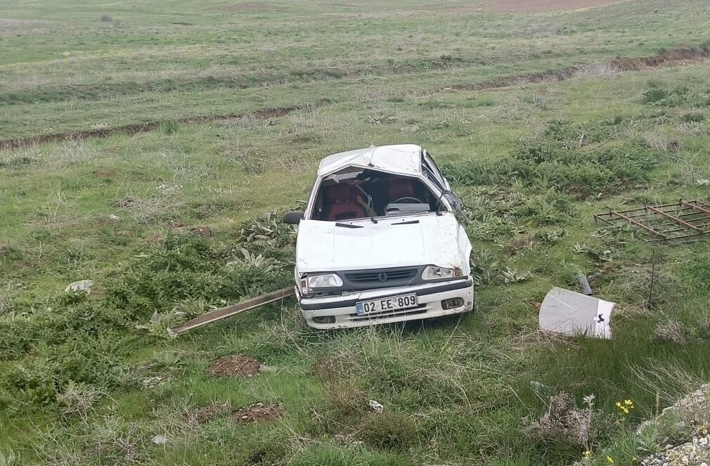 MALATYA (AA) – Malatya’nın Doğanşehir ilçesinde otomobilin devrilmesi sonucu 6