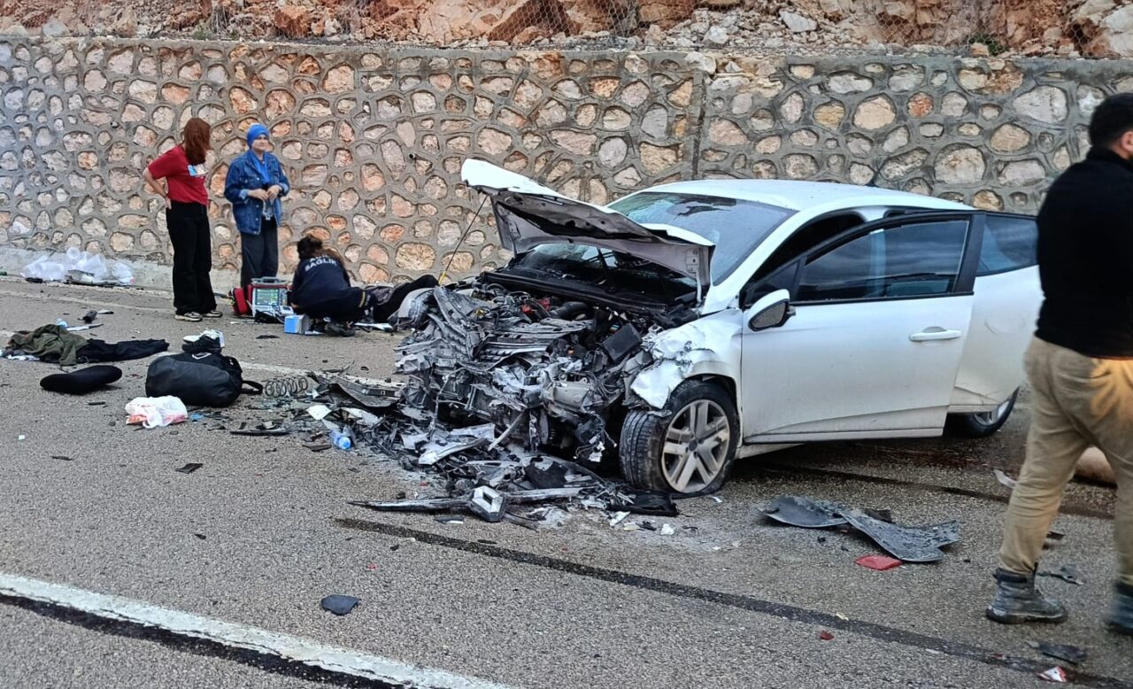 MALATYA (AA) – Malatya'nın Akçadağ ilçesinde iki otomobilin çarpışması sonucu