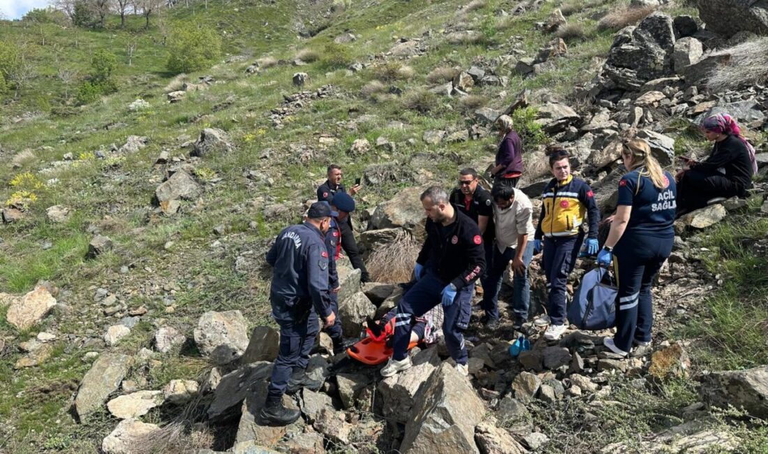 MALATYA (AA) – Malatya'nın Pütürge ilçesinde kayalıklarda mahsur kalan yaşlı