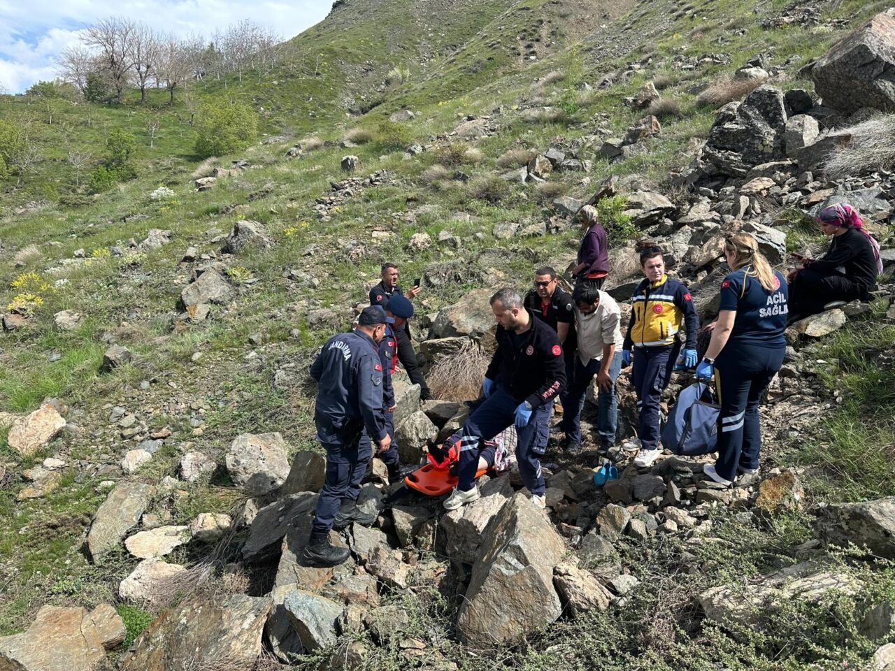MALATYA (AA) – Malatya'nın Pütürge ilçesinde kayalıklarda mahsur kalan yaşlı