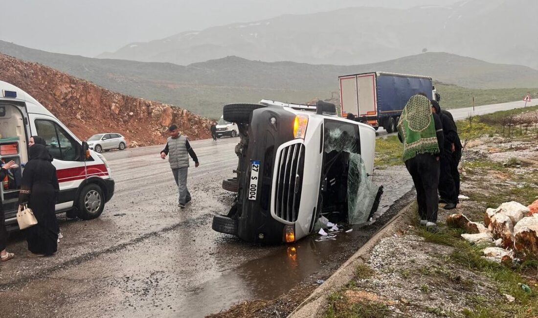 MALATYA (AA) – Malatya'nın Doğanşehir ilçesinde minibüsün devrilmesi sonucu 12