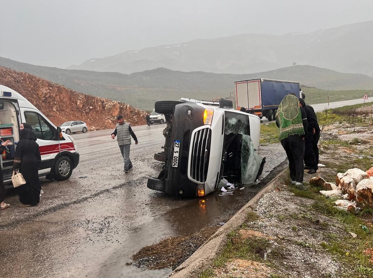 MALATYA (AA) – Malatya'nın Doğanşehir ilçesinde minibüsün devrilmesi sonucu 12