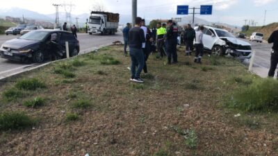 MALATYA (AA) – Malatya’nın Doğanşehir ilçesinde iki otomobilin çarpıştığı kazada