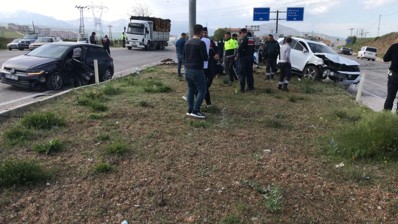 MALATYA (AA) – Malatya’nın Doğanşehir ilçesinde iki otomobilin çarpıştığı kazada