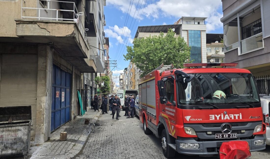 MANİSA (AA) – Manisa'nın Turgutlu ilçesinde apartman dairesinde çıkan yangında