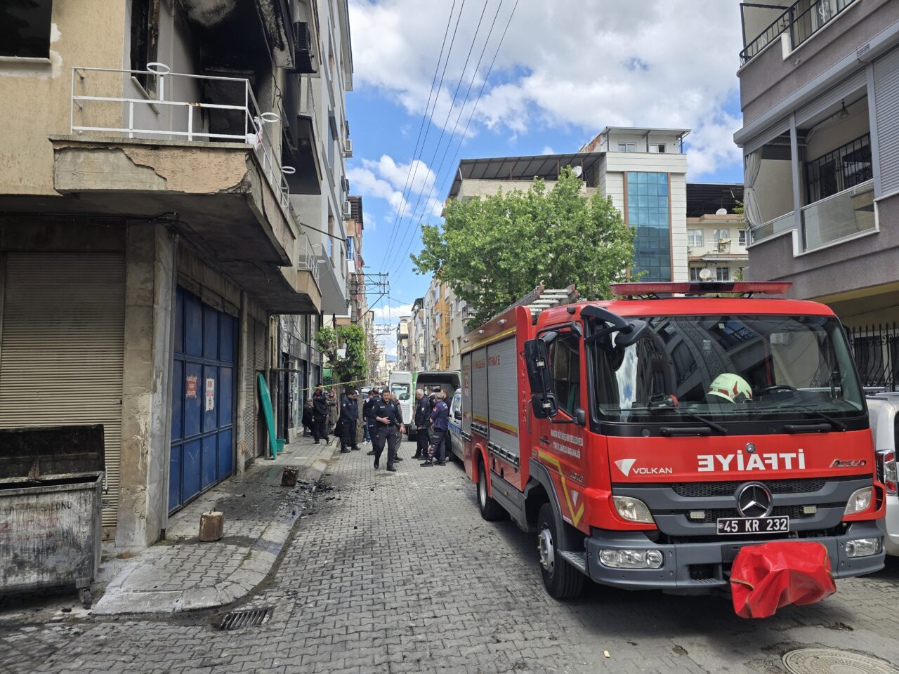 MANİSA (AA) – Manisa'nın Turgutlu ilçesinde apartman dairesinde çıkan yangında
