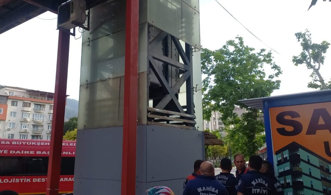 MANİSA (AA) – Manisa'nın Yunusemre ilçesinde yaya üst geçidindeki asansör