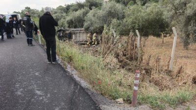 MANİSA (AA) – Manisa'nın Şehzadeler ilçesinde işçileri taşıyan servis minibüsünün