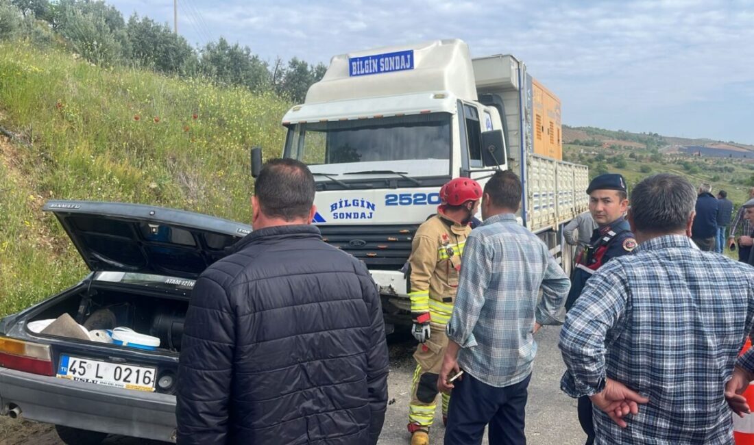 MANİSA (AA) – Manisa'nın Salihli ilçesinde kamyon ile otomobilin çarpışması