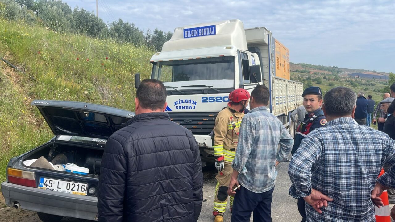 MANİSA (AA) – Manisa'nın Salihli ilçesinde kamyon ile otomobilin çarpışması