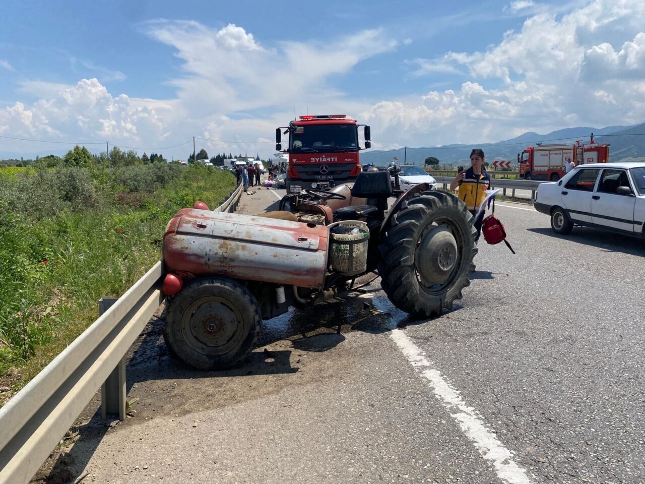 MANİSA (AA) – Manisa'nın Alaşehir ilçesinde minibüsün traktöre çarpması sonucu