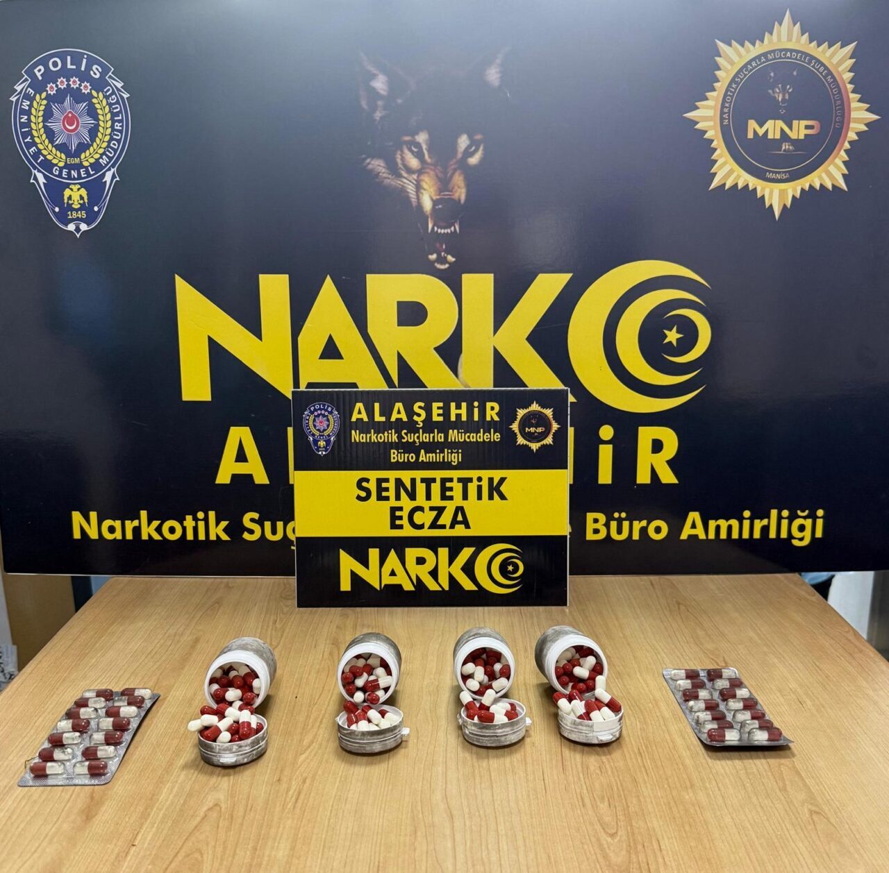 MANİSA (AA) – Manisa'nın Alaşehir ilçesinde üzerinde uyuşturucu hap bulunan