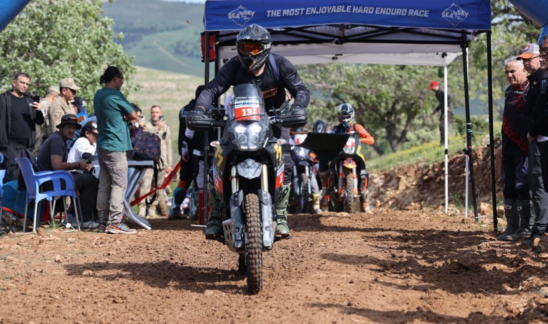 MARDİN (AA) – Mardin'in tarihi Savur ilçesinde "Sky Adventure" motosiklet