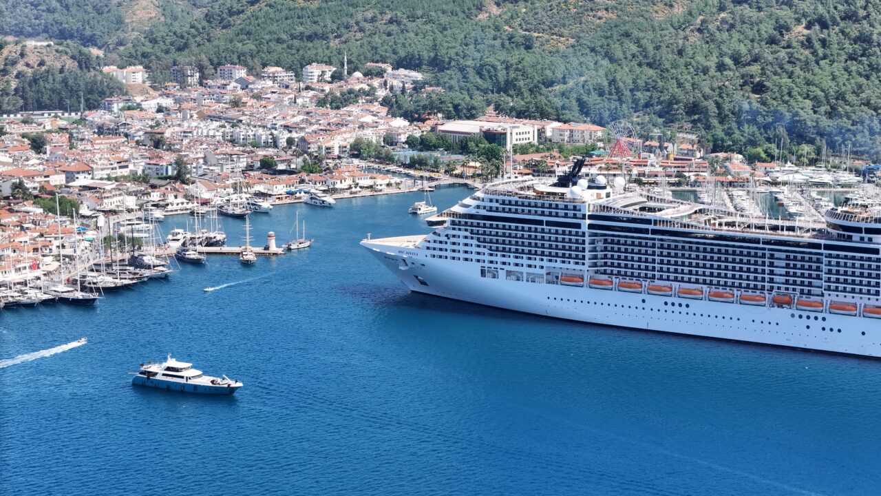 MUĞLA (AA) – Muğla'nın Marmaris ilçesini, Panama bayraklı "MSC Divina"