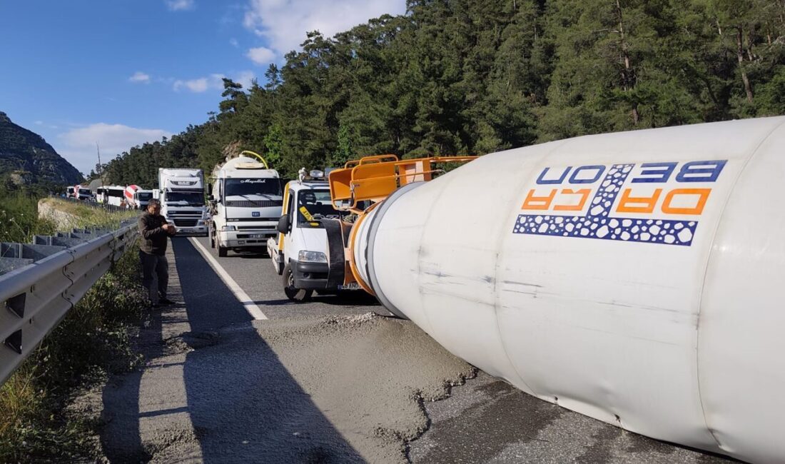 MUĞLA (AA) – Muğla'nın Marmaris ilçesinde kontrolden çıkan beton mikserinin