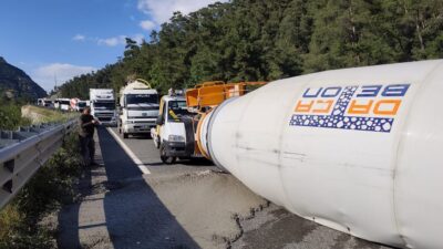 MUĞLA (AA) – Muğla'nın Marmaris ilçesinde kontrolden çıkan beton mikserinin