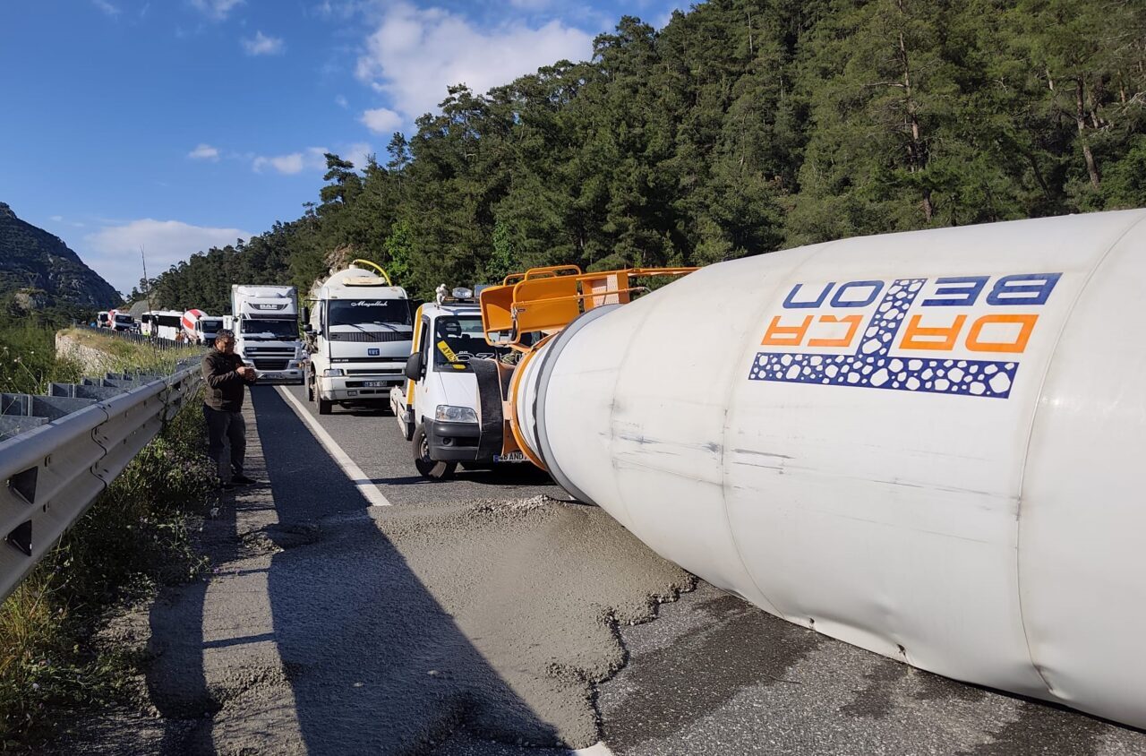 MUĞLA (AA) – Muğla'nın Marmaris ilçesinde kontrolden çıkan beton mikserinin