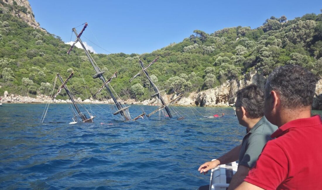 MUĞLA (AA) – Muğla'nın Marmaris ilçesinde günlük tur teknesi battı.